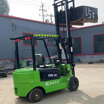 軽量な物件取り扱いに3トンの容量を持つ小型フォークリフト