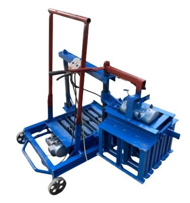 操作しやすいコンクリートブロックを作る機械