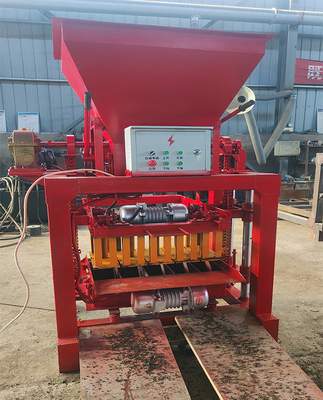 自律空洞レンガ製造機 家庭用コンクリートブロック製造作業