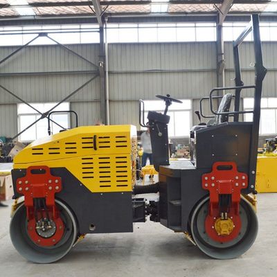 エキサイティングフォース 32KN 圧縮のための自動ウォーキングタイプアスファルト振動道路ロール